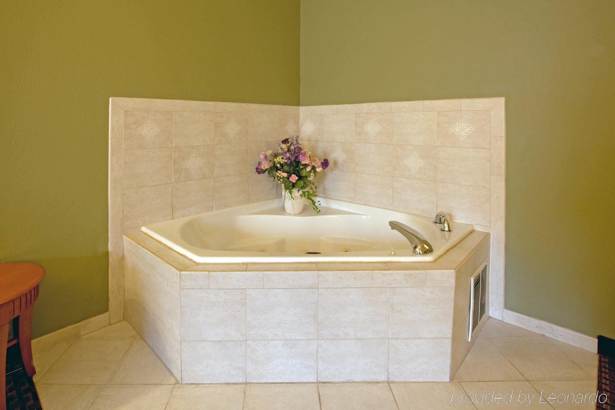 Holiday Inn Express & Suites Charlotte Arpt-Belmont By Ihg Room photo